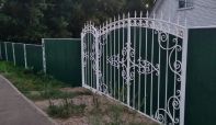 Забор и ворота из профлиста с декоративными элементами