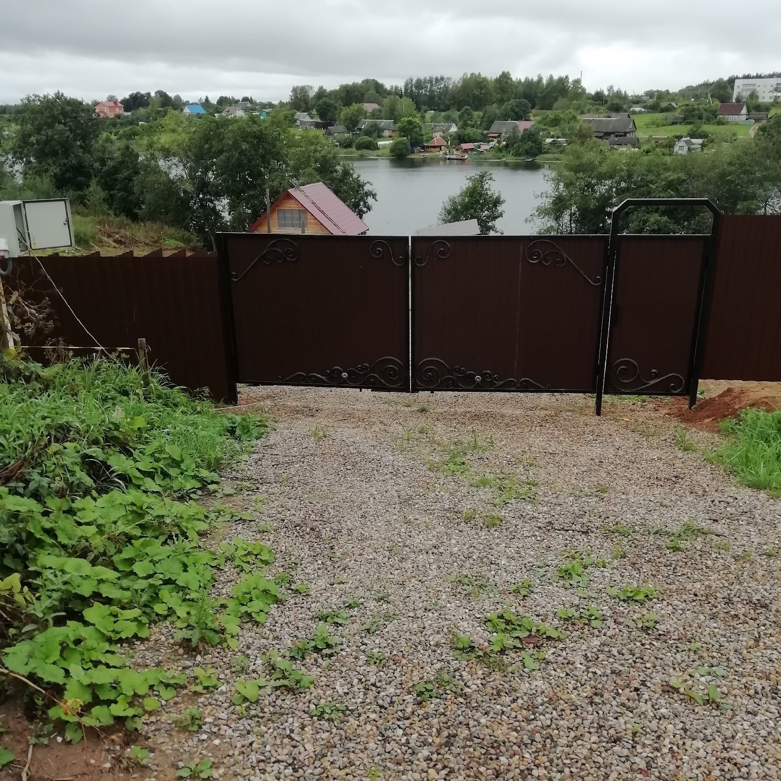 Установка забора, ворота с элементами ковки